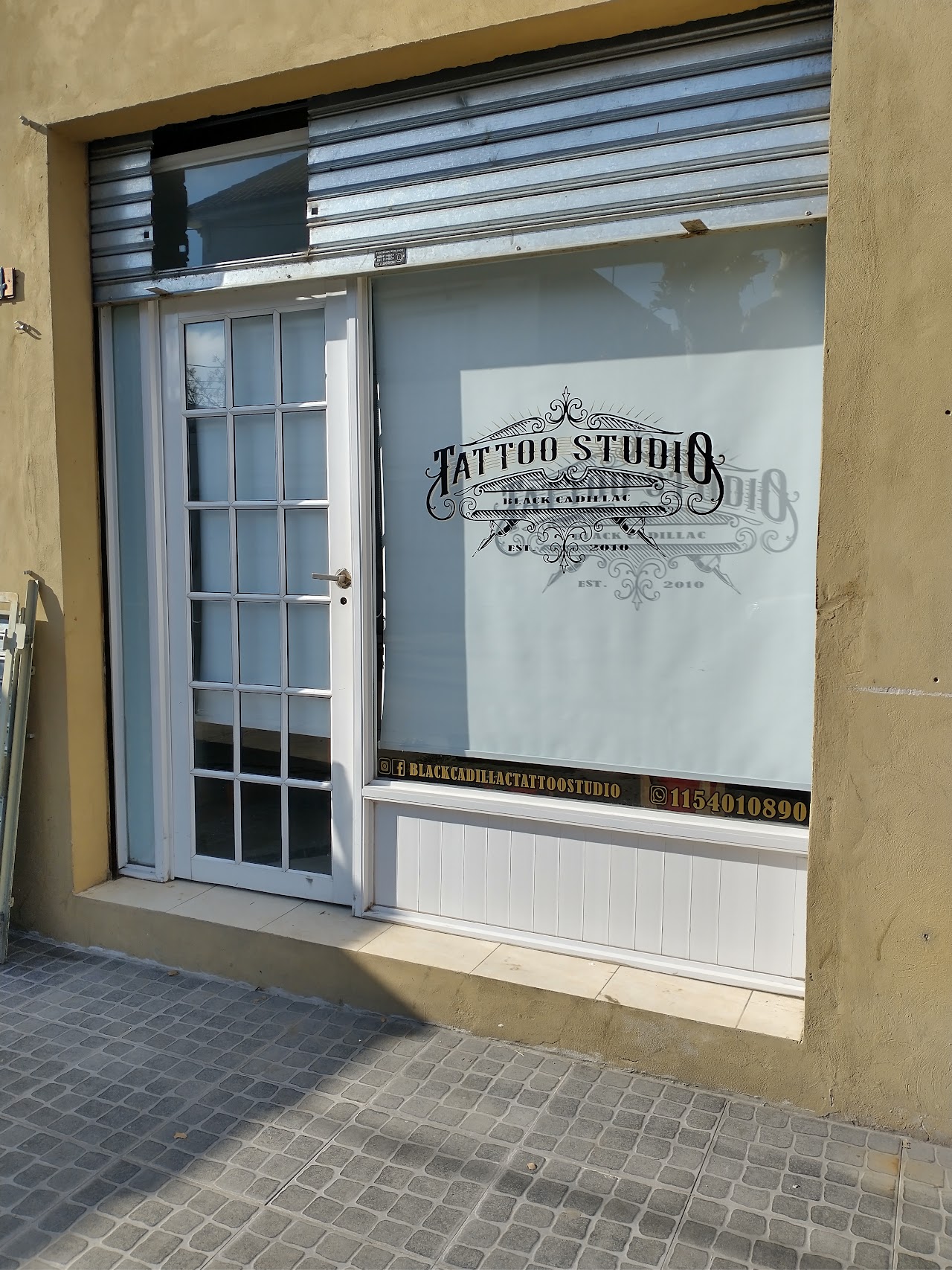 Fachada del estudio Black Cadillac Tattoo Studio en Llavallol