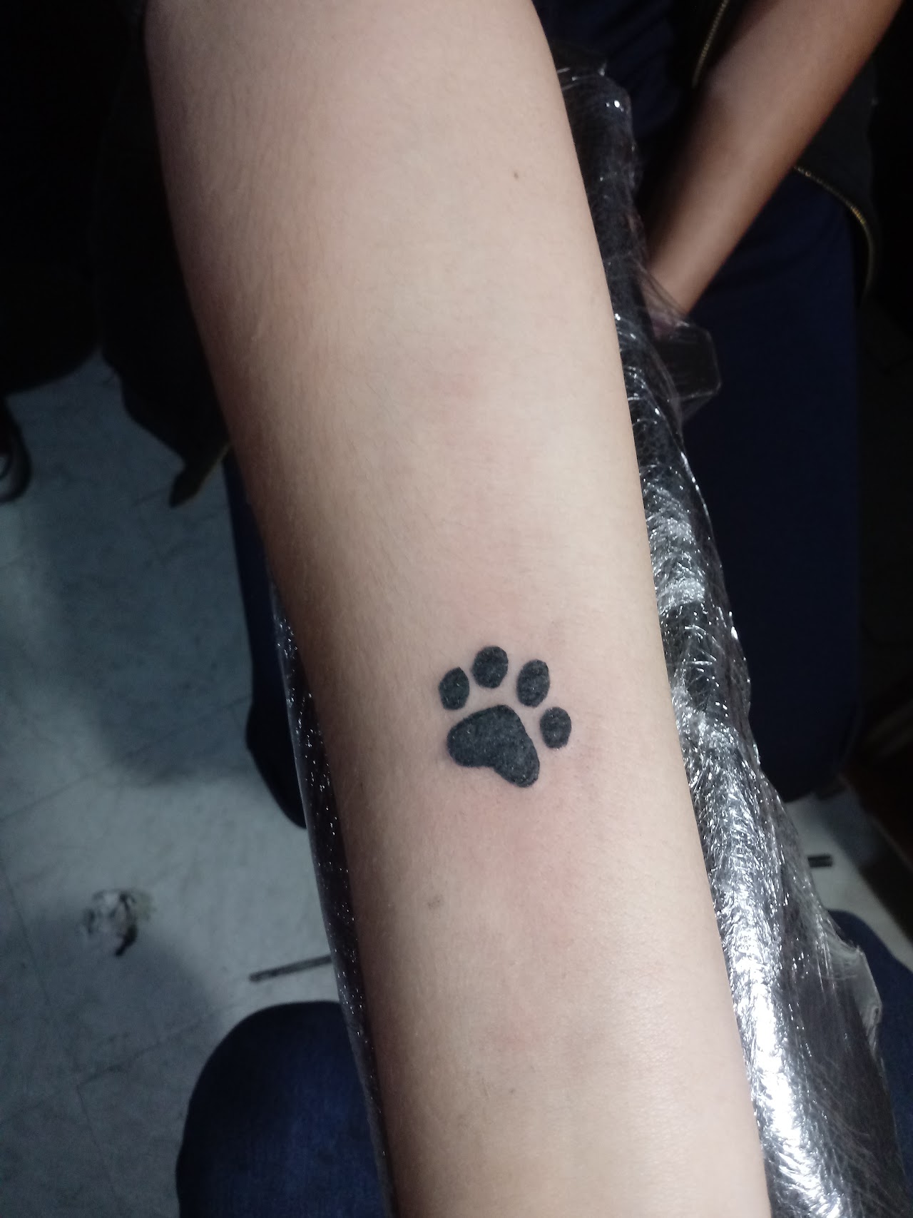 Tatuaje de huella de mascota realizado en el estudio